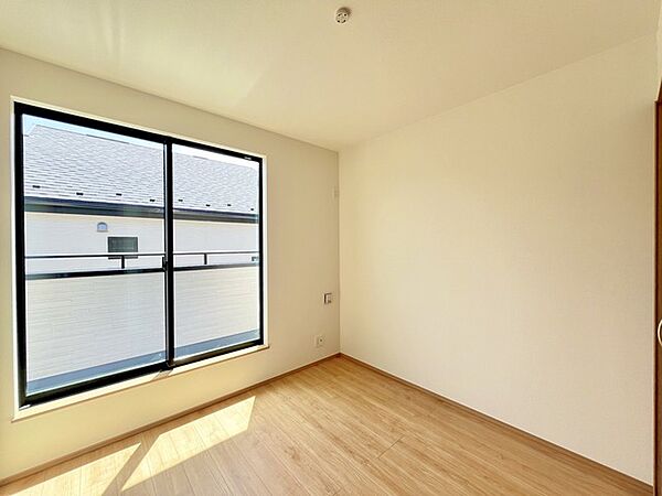 大きな開口部から明るい光が差し込む、日中の室内の明るさがこの部屋の魅力です。