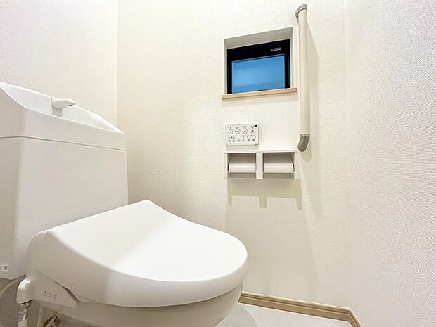 ウォシュレット機能付きのトイレ。換気のしやすい窓付きで、収納もあり実用性も兼ね備えた造り。 