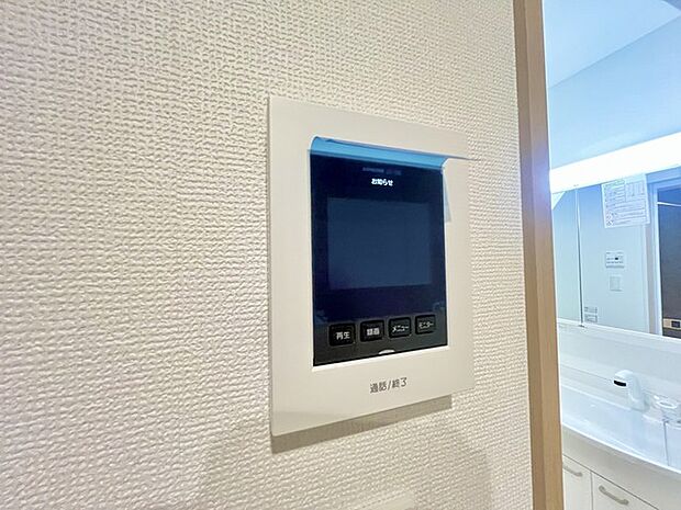 録画機能もあり、どのような人が何時に来訪されたのかが分かります。防犯上はもちろん、お届け物などの把握にも便利です。ライトが付いているので、夜間でも安心です。  