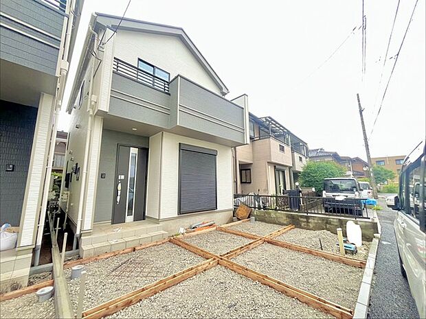 カースペースは1台駐車できます。車庫の出し入れのしやすさなど、実際に現地にてご確認ください。 