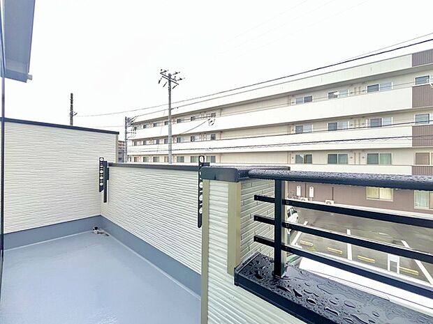 南側のお部屋から出入りできる、奥行きのあるワイドバルコニー。心地よい陽射しと暖かな風を楽しむことが出来ます。 