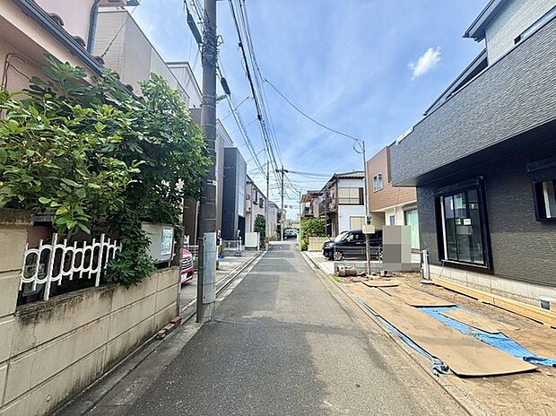 戸建てが立ち並ぶ静かな住宅街。四季折々の移り変わりを感じながら自然と楽しみ、暮らす、そんな毎日を日々の中で感じられる住環境 
