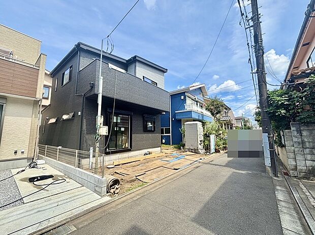 戸建てが立ち並ぶ静かな住宅街。四季折々の移り変わりを感じながら自然と楽しみ、暮らす、そんな毎日を日々の中で感じられる住環境 