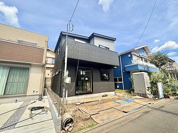 キッチン後方にはたくさん収納できる造作棚があります。