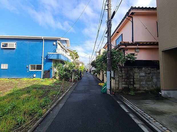 戸建てが立ち並ぶ静かな住宅街。四季折々の移り変わりを感じながら自然と楽しみ、暮らす、そんな毎日を日々の中で感じられる住環境 