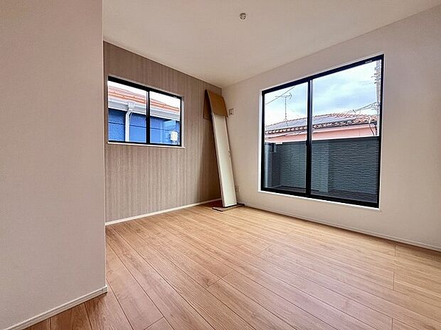 今からここを誰のお部屋にしようか、そんな洋室。大きさは5.6帖です。