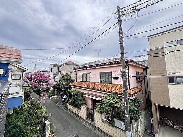 窓から眺める風景は一日の疲れを癒すヒーリングを奏でる、心地の良い時間を演出してくれます。室内も重要ですが、周りの環境もマイホーム選びの大事なポイント