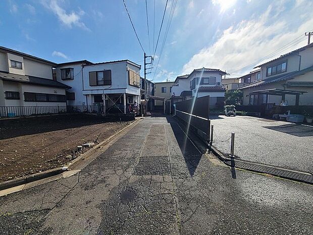 戸建てが立ち並ぶ静かな住宅街。四季折々の移り変わりを感じながら自然と楽しみ、暮らす、そんな毎日を日々の中で感じられる住環境 