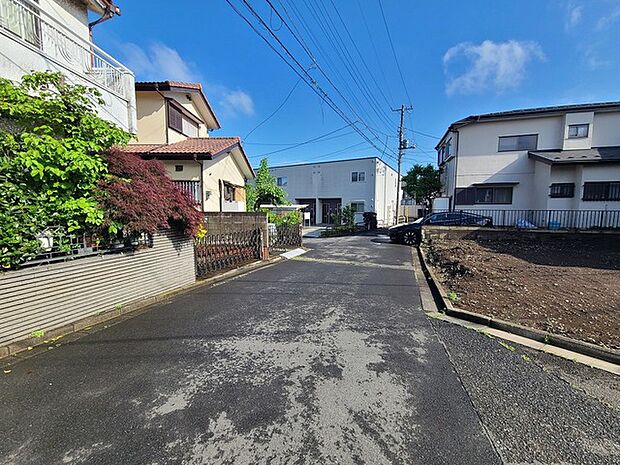 戸建てが立ち並ぶ静かな住宅街。四季折々の移り変わりを感じながら自然と楽しみ、暮らす、そんな毎日を日々の中で感じられる住環境 