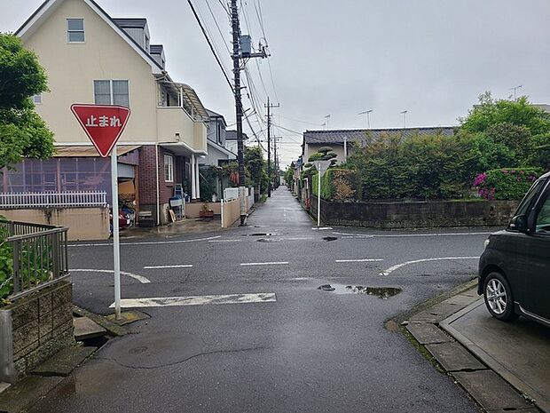 戸建てが立ち並ぶ静かな住宅街。四季折々の移り変わりを感じながら自然と楽しみ、暮らす、そんな毎日を日々の中で感じられる住環境
