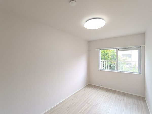 【洋室／約5．4帖】 すべての居室に採光窓あり。明るく風通しの良いお部屋です。
