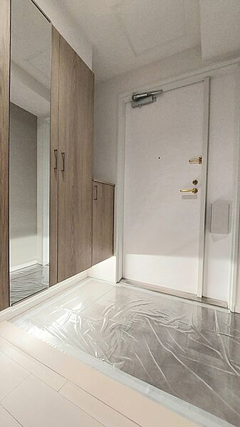 気持ちよくご家族やゲストを送迎できるスタイリッシュでスッキリとした玄関です。