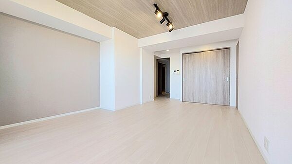 家族の集うリビングには色々な方向から光が差し込む設計に。家族のコミュニケーションが弾むスポットだから明るい雰囲気であってほしい。