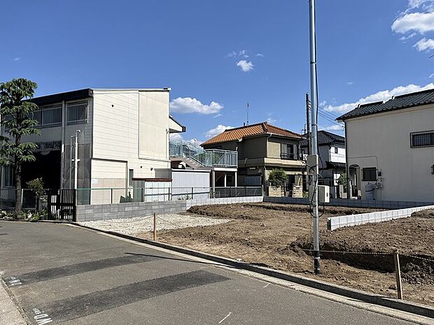 広がる青空の下、整然と並ぶ街並みに、ここに新たな暮らしが芽生える予感。静かな環境で、ゆったりとした時間を育む、そんな穏やかな日常が描けます