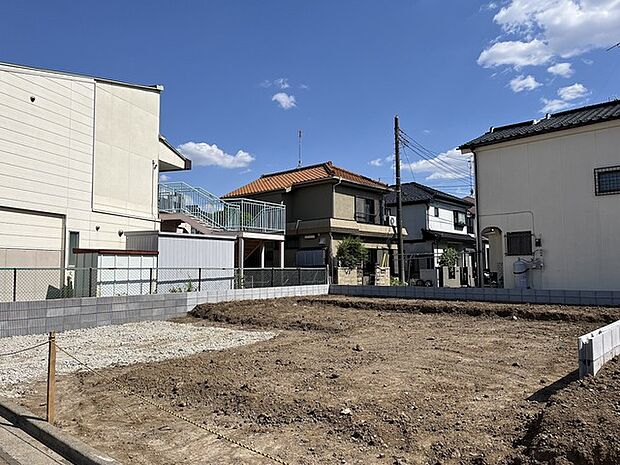 青い空と雲が広がる、開放感のある空間 