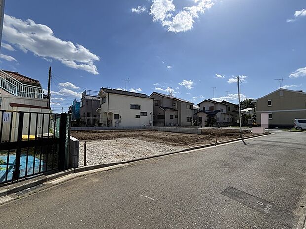 戸建てが立ち並ぶ静かな住宅街。四季折々の移り変わりを感じながら自然と楽しみ、暮らす、そんな毎日を日々の中で感じられる住環境 