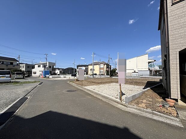 戸建てが立ち並ぶ静かな住宅街。四季折々の移り変わりを感じながら自然と楽しみ、暮らす、そんな毎日を日々の中で感じられる住環境 