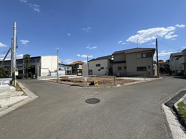 戸建てが立ち並ぶ静かな住宅街。四季折々の移り変わりを感じながら自然と楽しみ、暮らす、そんな毎日を日々の中で感じられる住環境 