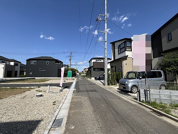周辺環境 新しい家が立ち並びこれから建築が始まる分譲地が広がる地域です（20m）