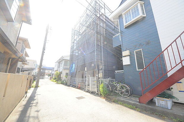 戸建てが立ち並ぶ静かな住宅街。四季折々の移り変わりを感じながら自然と楽しみ、暮らす、そんな毎日を日々の中で感じられる住環境 
