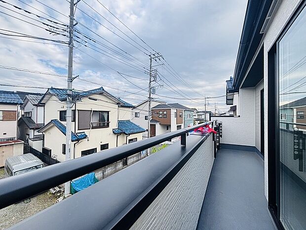 広めのバルコニーは風通しも良くお洗濯物もしっかりと干すことができます!