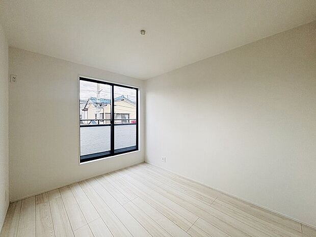 大きな開口部から明るい光が差し込む、日中の室内の明るさがこの部屋の魅力です。