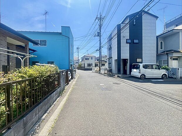 戸建てが立ち並ぶ静かな住宅街。四季折々の移り変わりを感じながら自然と楽しみ、暮らす、そんな毎日を日々の中で感じられる住環境 