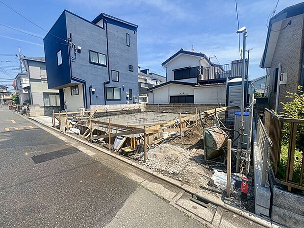 戸建てが立ち並ぶ静かな住宅街。四季折々の移り変わりを感じながら自然と楽しみ、暮らす、そんな毎日を日々の中で感じられる住環境 