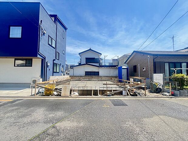 戸建てが立ち並ぶ静かな住宅街。四季折々の移り変わりを感じながら自然と楽しみ、暮らす、そんな毎日を日々の中で感じられる住環境 
