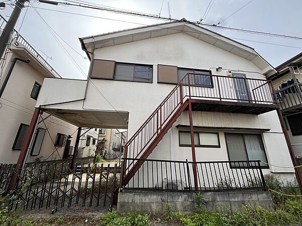 空との調和を感じる柔らかな色合い。穏やかな時間が流れる、親しみやすい住環境が整っています