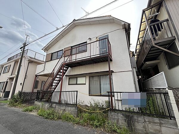 落ち着いた住宅街に佇む、親しみやすい外観。日々の暮らしが穏やかに流れる場所です
