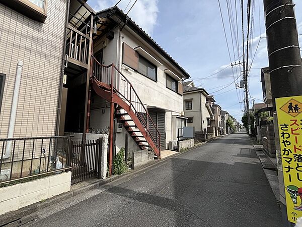 五感で感じる、現地でしかわからない事も沢山ございます。周辺環境なども一緒にご案内いたしますのでお気軽にお問合せください。（西側道路）