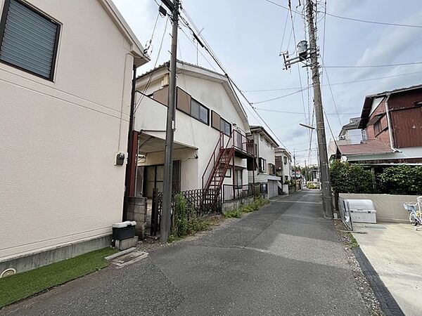 戸建てが立ち並ぶ静かな住宅街。四季折々の移り変わりを感じながら自然と楽しみ、暮らす、そんな毎日を日々の中で感じられる住環境（東側道路面）