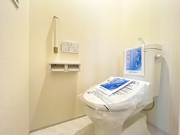 ウォシュレット機能付きのトイレ。収納もあり実用性も兼ね備えた造り。