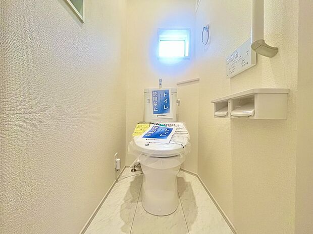 ウォシュレット機能付きのトイレ。換気のしやすい窓付きで、収納もあり実用性も兼ね備えた造り。 
