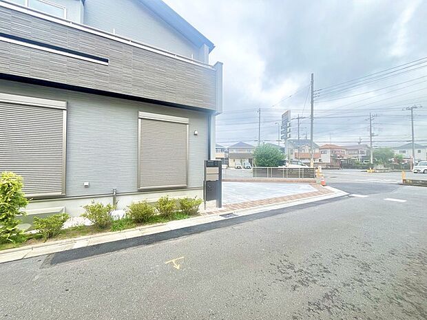 6m幅員の道路に面しておりお車の運転が苦手な方でも安心して出入りいただけます。 