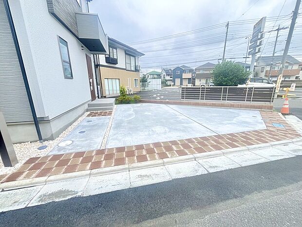 前面道路は広く、駐車がしやすいです。駐車スペース2台分ございます。 