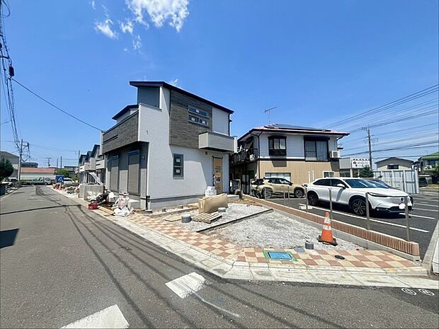 セカンドカーや来客時にも便利なカースペース2台分ございます。 