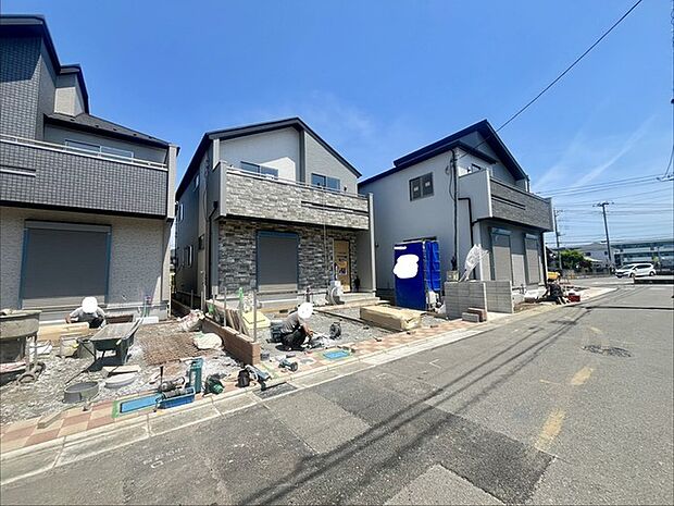 前面道路は広く、駐車がしやすいです。駐車スペース2台分ございます。 