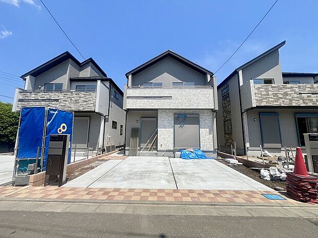 前面道路は広く、駐車がしやすいです。駐車スペース2台分ございます。 