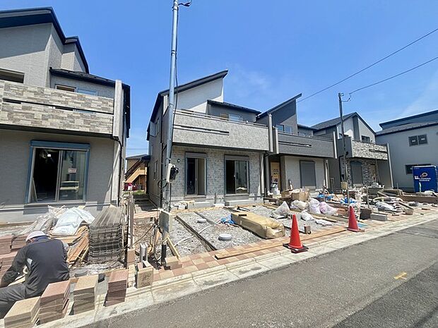 前面道路は広く、駐車がしやすいです。駐車スペース2台分ございます。 
