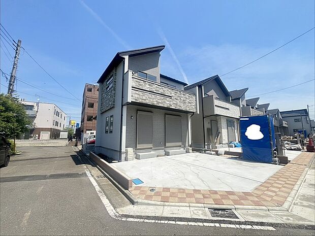 6m幅員の道路に面しておりお車の運転が苦手な方でも安心して出入りいただけます。 
