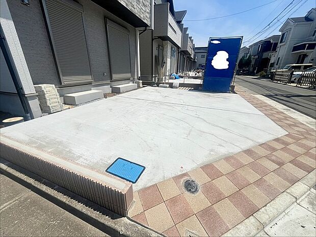 前面道路は広く、駐車がしやすいです。駐車スペース2台分ございます。 