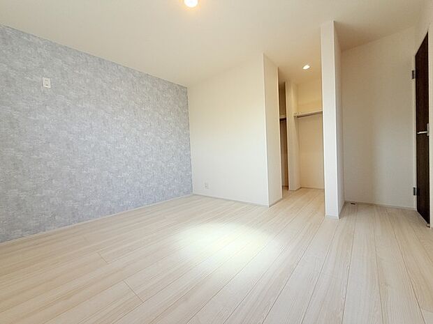 今からここを誰のお部屋にしようか、そんな洋室。大きさは7.5帖です。 