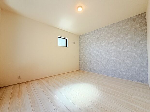 今からここを誰のお部屋にしようか、そんな洋室。大きさは7.5帖です。