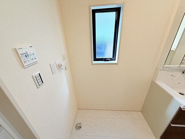 ゆとりの洗面スペースで朝の身支度もスムーズに行えます。