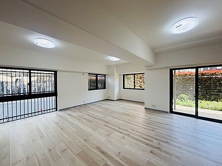 大きな開口部から明るい光が差し込むリビング。日中の室内の明るさがこの部屋の魅力です。