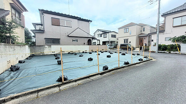 戸建てが立ち並ぶ静かな住宅街。四季折々の移り変わりを感じながら自然と楽しみ、暮らす、そんな毎日を日々の中で感じられる住環境