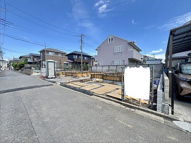 6m幅員の道路に面しておりお車の運転が苦手な方でも安心して出入りいただけます。 