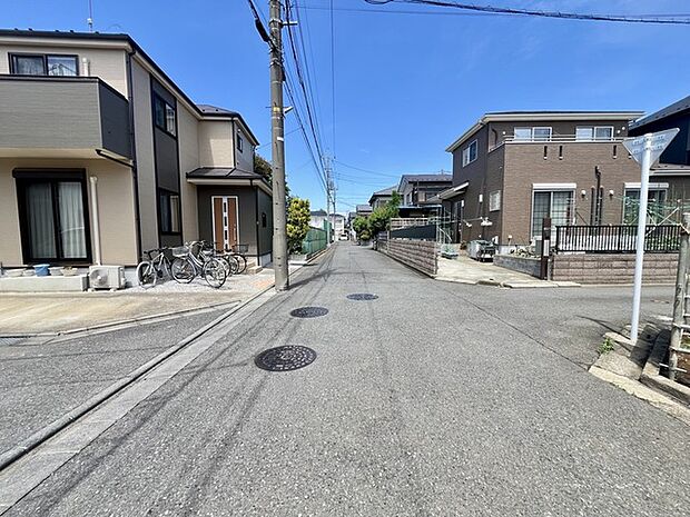 戸建てが立ち並ぶ静かな住宅街。四季折々の移り変わりを感じながら自然と楽しみ、暮らす、そんな毎日を日々の中で感じられる住環境 